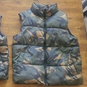 Old Navy Camo Puffer Vest Kids M (8)